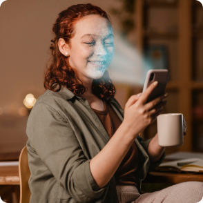 Mujer realizando una videoID con su telefono desde casa