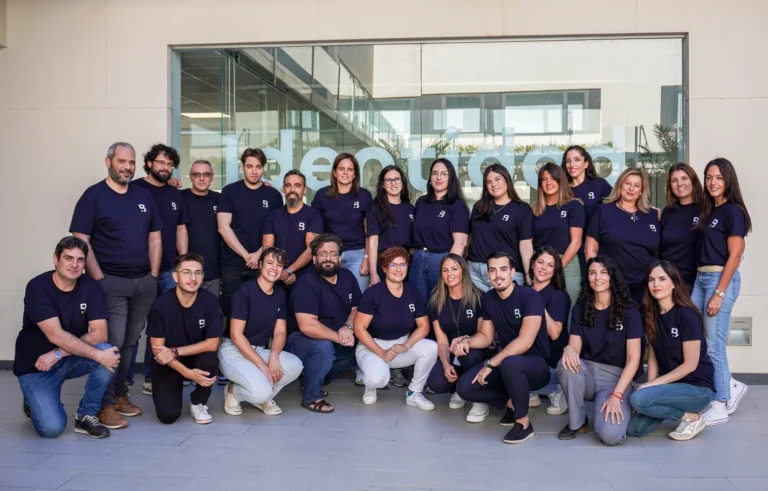 equipo de bewor posando al completo en la entrada de la oficina