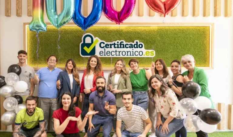 equipo de bewor en la oficina celebrando el lanzamiento de certificadoelectronico.es